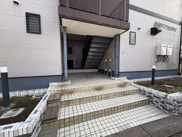 物件外観写真6　(エントランス部分)