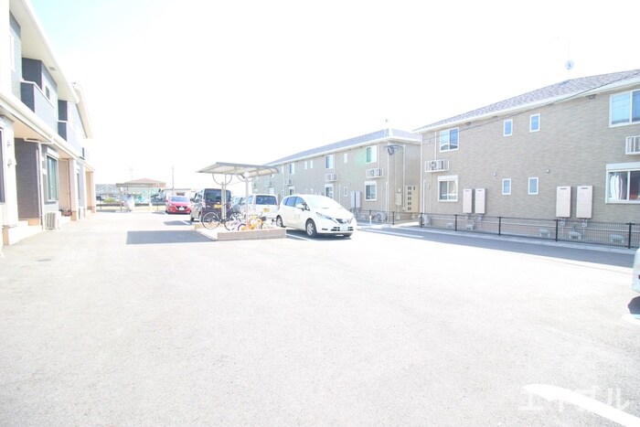 物件外観写真3　(駐車場)