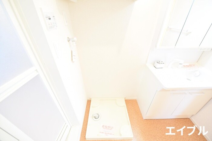 物件内観写真12　(洗濯機置場)