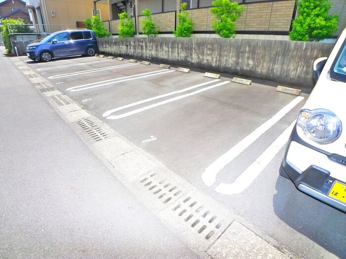 物件外観写真4　(駐車場)