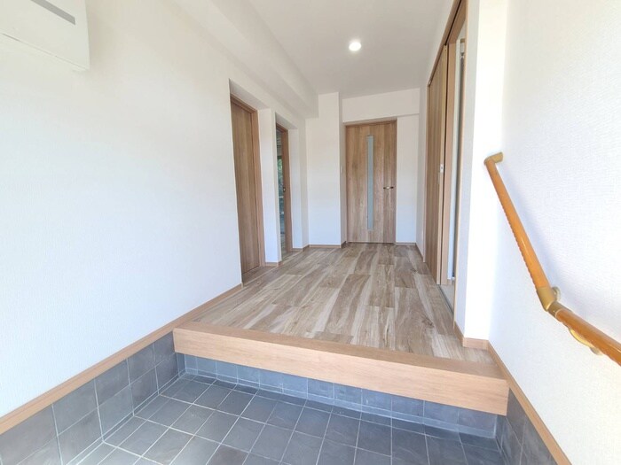 物件内観写真10　(玄関)