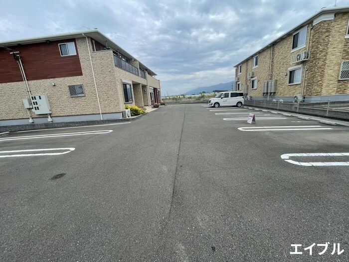 物件外観写真2　(駐車場)