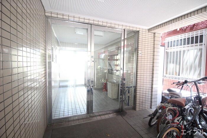 物件外観写真2　(エントランス部分)