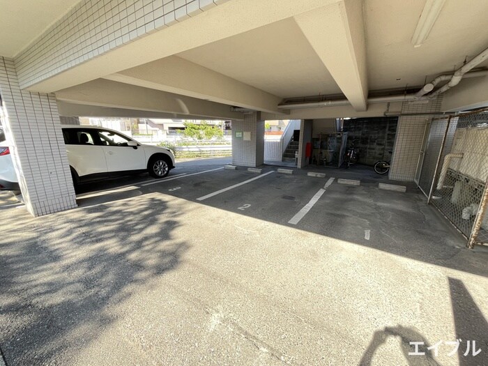 物件外観写真4　(駐車場)