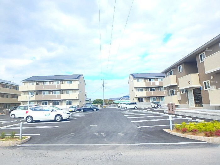 物件外観写真3　(駐車場)