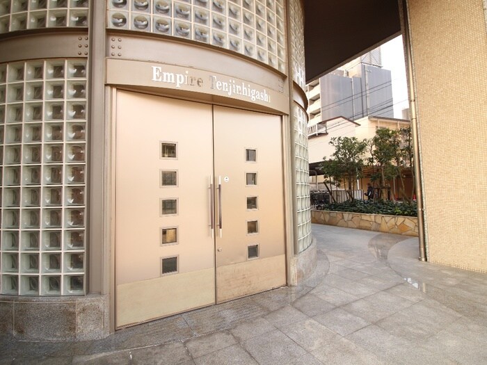 物件外観写真3　(エントランス部分)