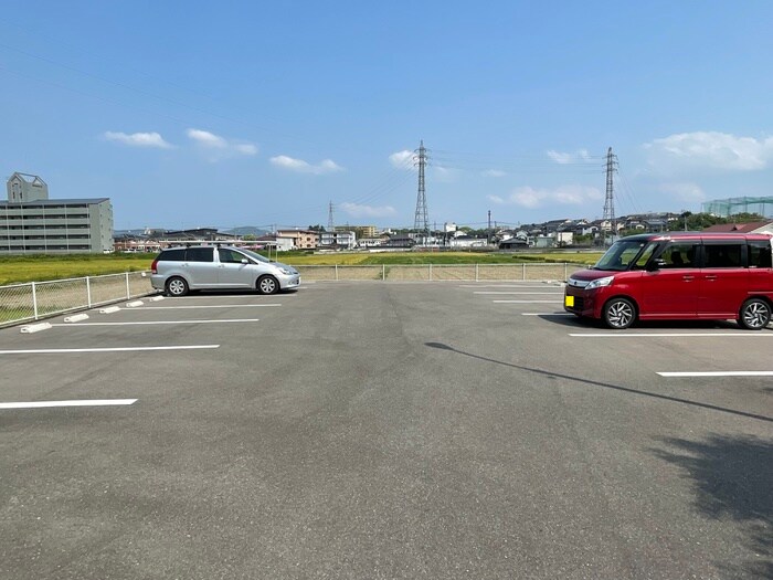 物件外観写真2　(駐車場)