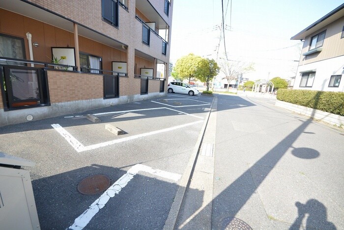 物件外観写真2　(駐車場)