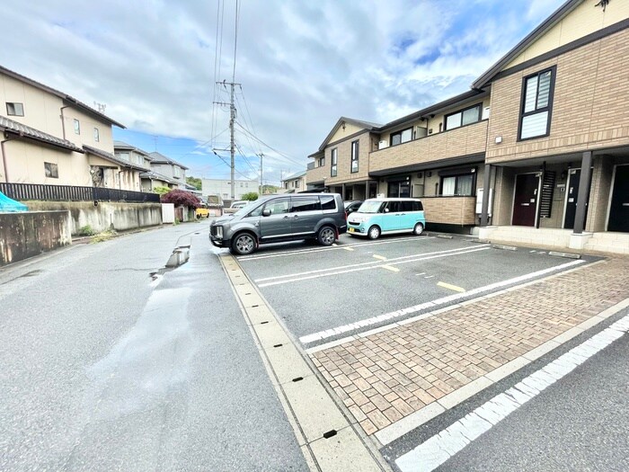 物件外観写真2　(駐車場)