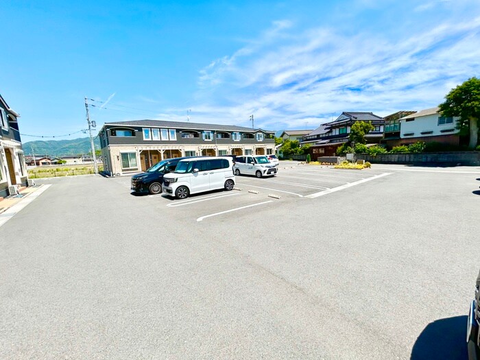 物件外観写真3　(駐車場)
