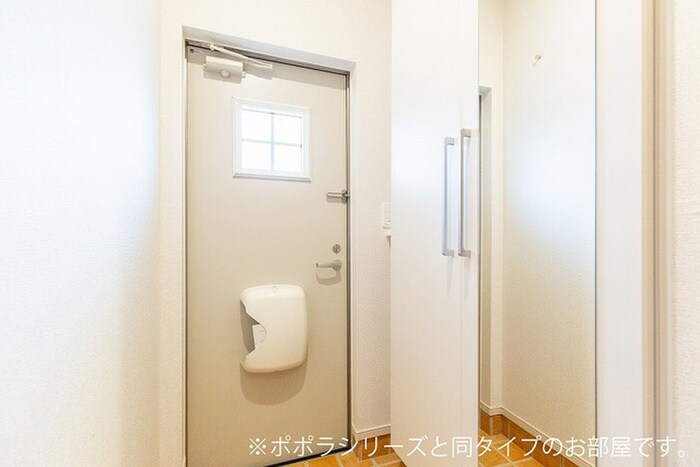 物件内観写真12　(玄関)
