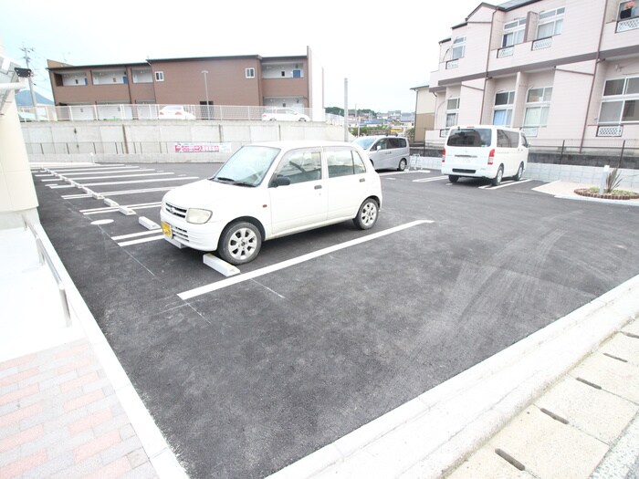 物件外観写真2　(駐車場)