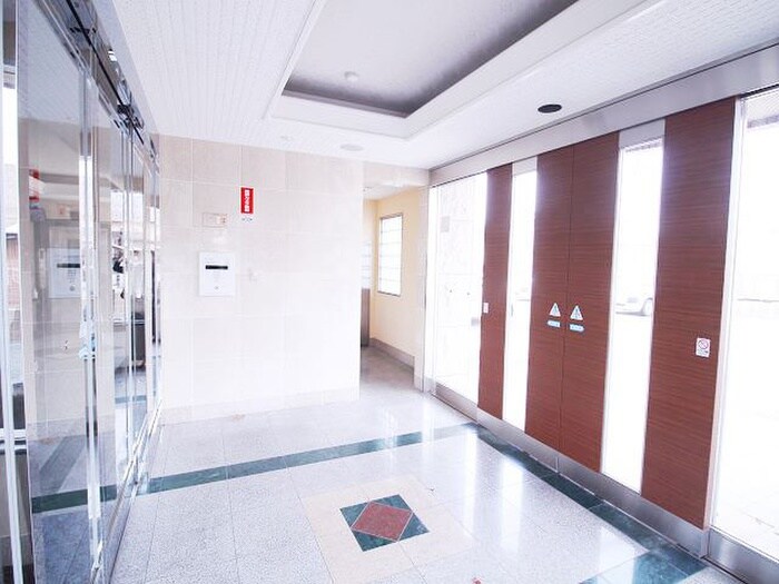 物件外観写真2　(エントランス部分)