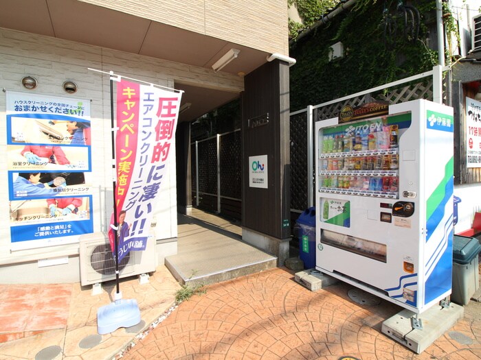 物件外観写真3　(エントランス部分)