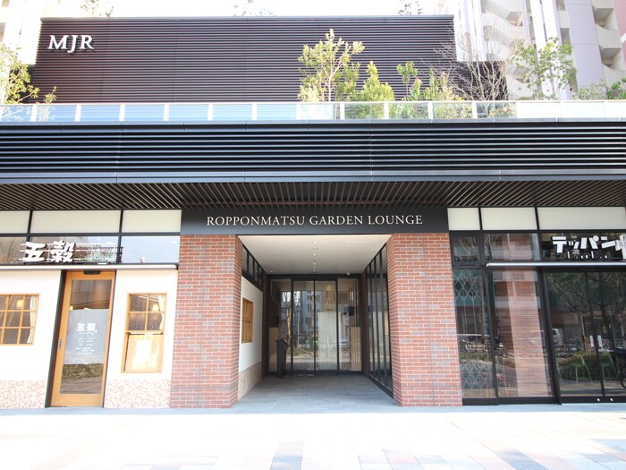 物件外観写真2　(エントランス部分)