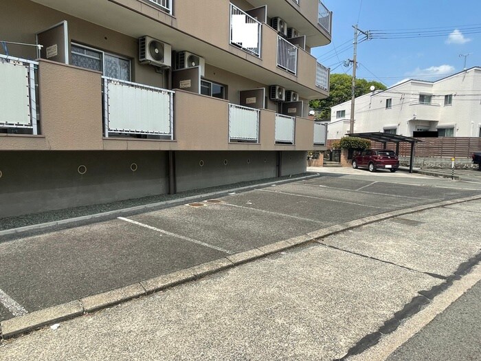 物件外観写真2　(駐車場)