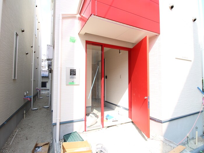 物件外観写真2　(エントランス部分)