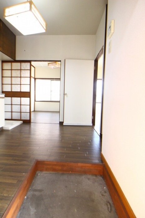 物件内観写真5　(玄関)