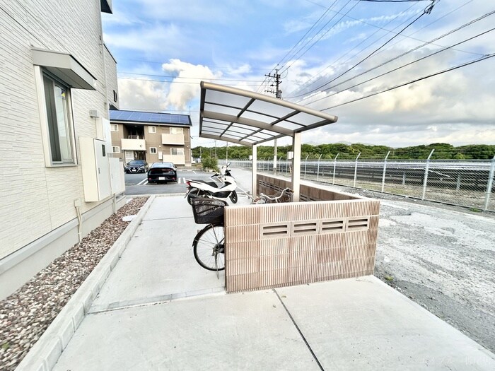 物件外観写真3　(駐輪場)