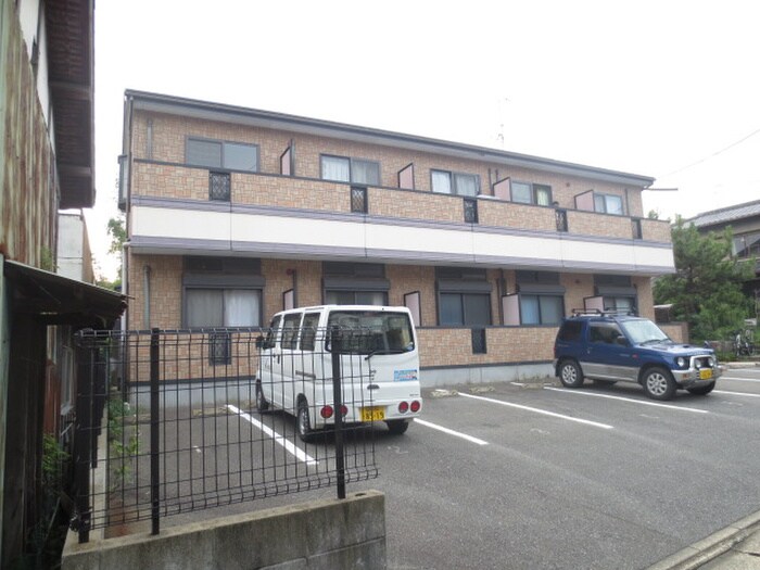 物件外観写真2　(駐車場)