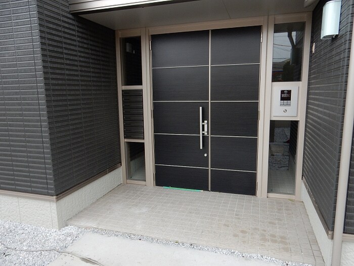 物件外観写真2　(エントランス部分)