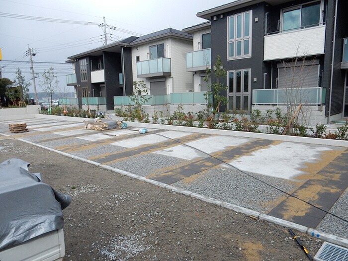 物件外観写真4　(駐車場)