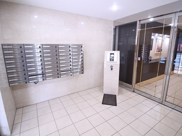 物件外観写真2　(エントランス部分)