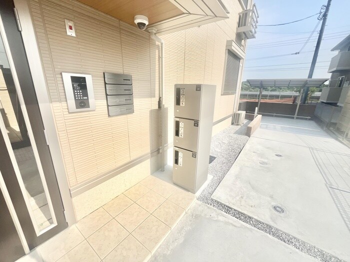 物件外観写真3　(エントランス部分)