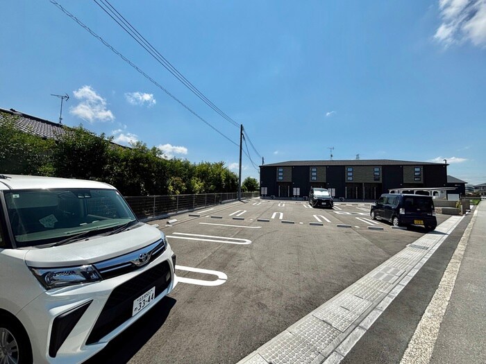 物件外観写真2　(駐車場)