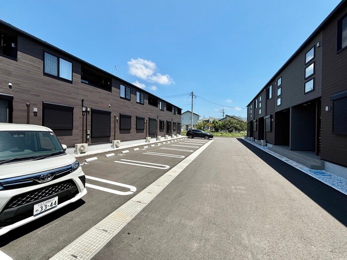 物件外観写真5　(駐車場)