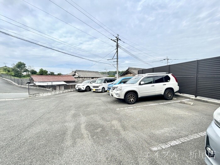 物件外観写真2　(駐車場)