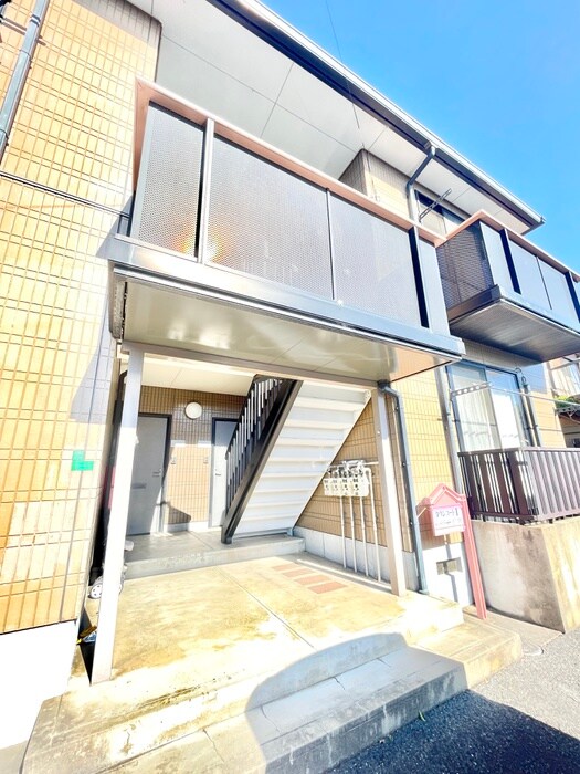 物件外観写真3　(エントランス部分)