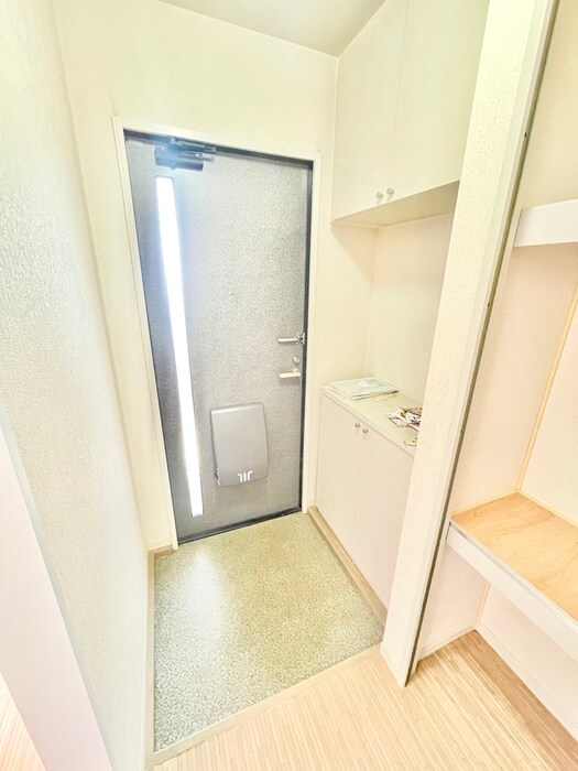 物件内観写真10　(玄関)