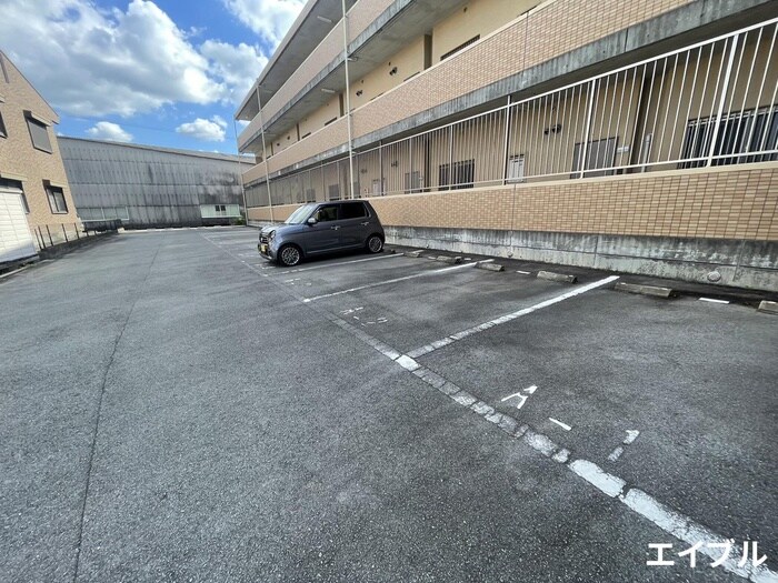 物件外観写真3　(駐車場)