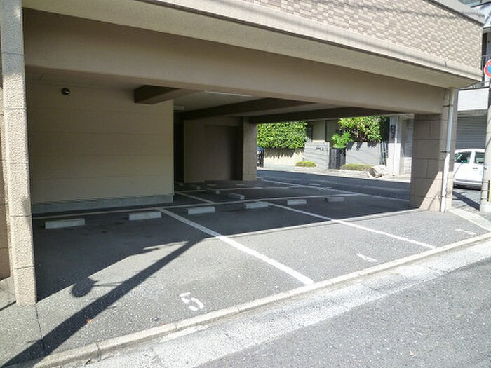 物件外観写真2　(駐車場)