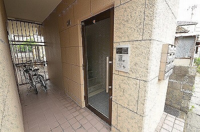 物件外観写真3　(エントランス部分)