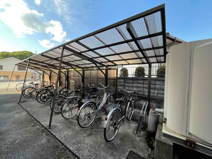 物件外観写真4　(駐輪場)