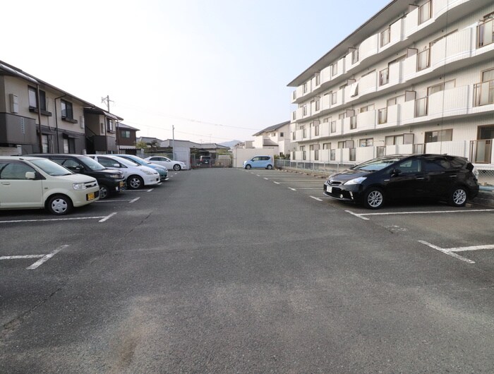 物件外観写真4　(駐車場)