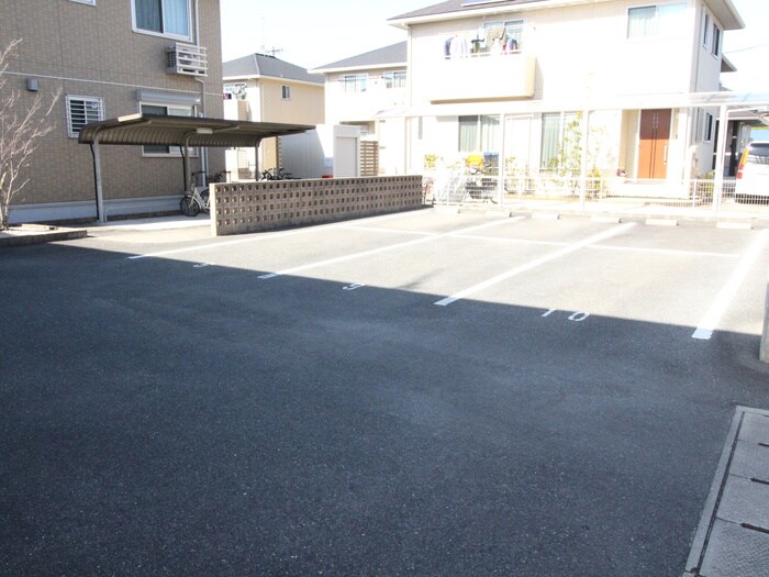 物件外観写真4　(駐車場)