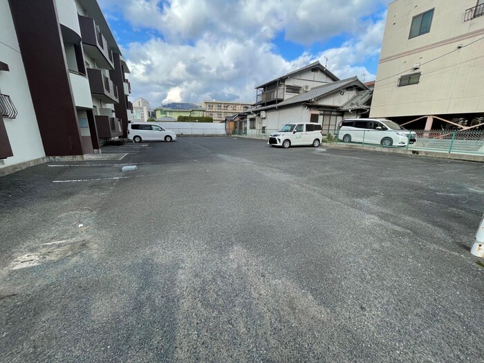 物件外観写真2　(駐車場)