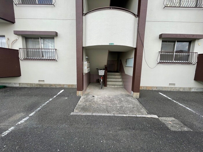 物件外観写真4　(エントランス部分)