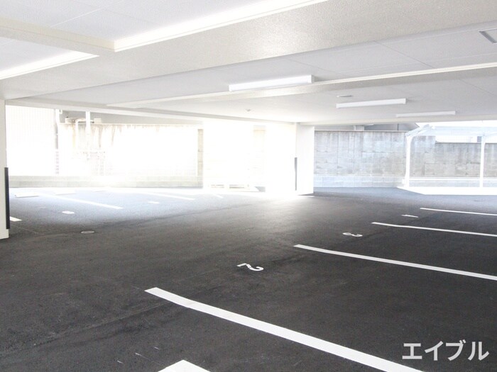 物件外観写真2　(駐車場)