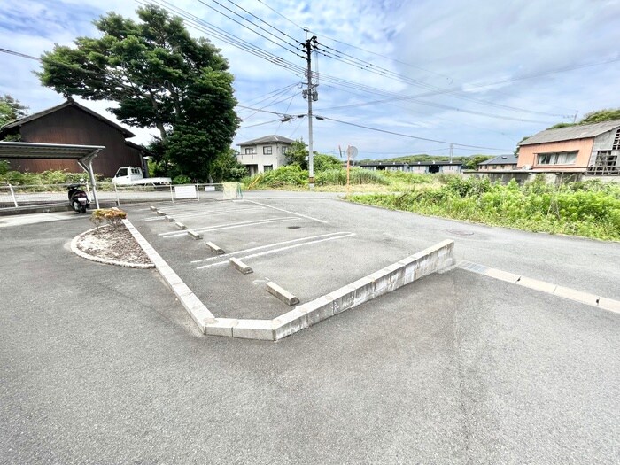 物件外観写真2　(駐車場)