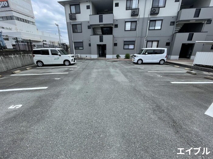 物件外観写真2　(駐車場)