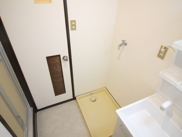 物件内観写真12　(洗濯機置場)