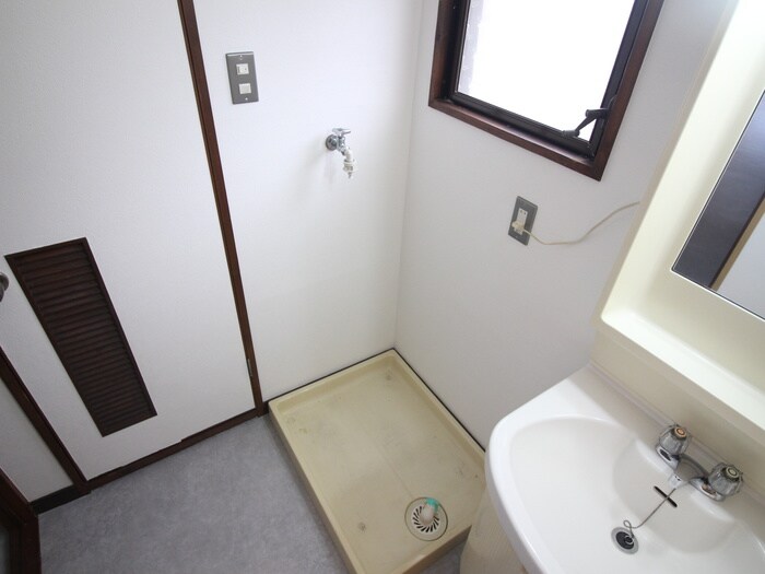 物件内観写真12　(洗濯機置場)