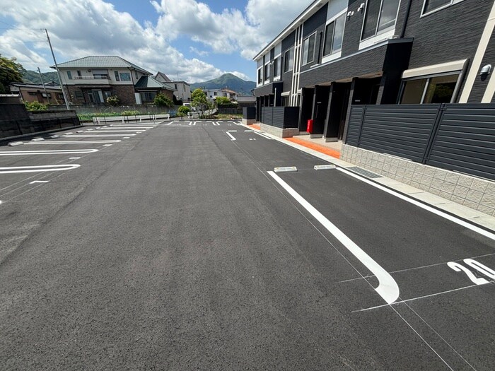 物件外観写真2　(駐車場)