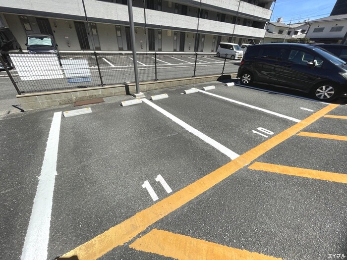 物件外観写真3　(駐車場)