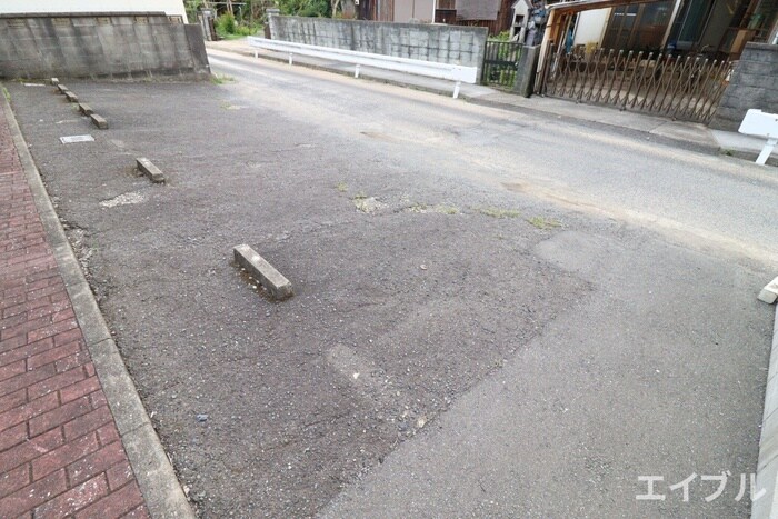 物件外観写真2　(駐車場)