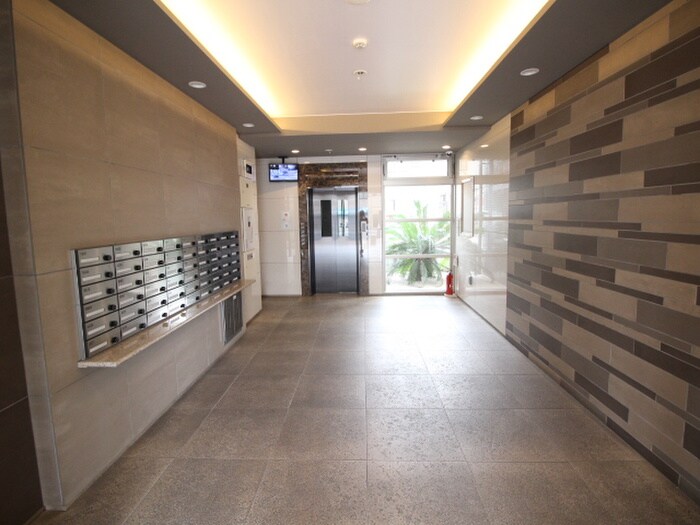 物件外観写真3　(エントランス部分)